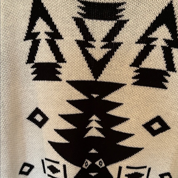Stylish Black and White AztecPattern Cardigan - Picture 10 of 10